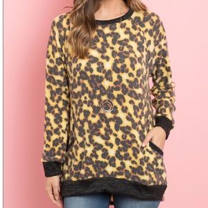Leopard print Long raglan sleeve round neck tunic sweater. CUTE!🐆